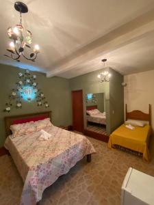 Schlafzimmer mit einem Bett und einem Spiegel in der Unterkunft Pouso da Olimpia in Tiradentes