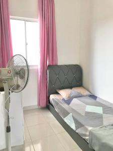 um quarto com uma cama, uma ventoinha e uma janela em PalamStay em Kuala Selangor