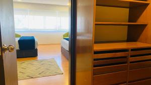 eine Tür zu einem Zimmer mit einem Schrank und einem Schlafzimmer in der Unterkunft Allegro Polanco in Mexiko-Stadt