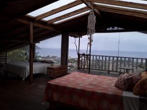 1 dormitorio con cama y vistas al océano en Maremonti Vacation Rental, en Puerto López