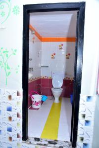 La salle de bains est pourvue de toilettes et d'un lavabo. dans l'établissement Hotel Moon Light, à Pushkar