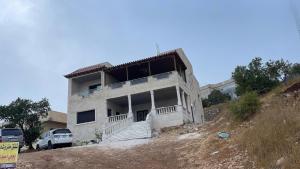 una casa sentada en la cima de una colina en Furnished house بيت مفروش ابو فارس, en Ajloun