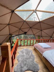 um quarto com uma cama numa tenda em Ayder Freedome em Ayder Yaylasi