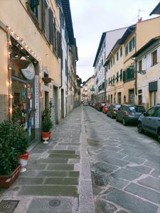 una calle vacía en una ciudad con coches aparcados en Affittacamere Il Chiostrino Guest House, en Florencia