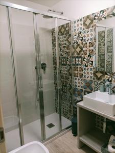 bagno con doccia e lavandino di Affittacamere Il Chiostrino Guest House a Firenze