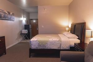 Postel nebo postele na pokoji v ubytování Premium Inn and Suites