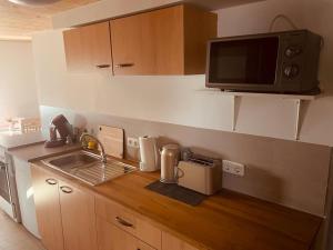 Kuchyň nebo kuchyňský kout v ubytování Ferienwohnung Zu den Weinbergen