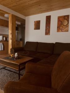 a living room with a couch and a coffee table at Ferienwohnung Zu den Weinbergen in Zeil