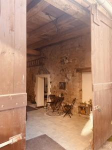 une porte ouverte menant à une pièce avec un mur en pierre. dans l'établissement Ferienwohnung Zu den Weinbergen, à Zeil