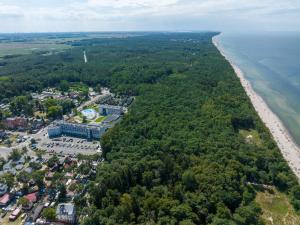 an aerial view of the shoreline of a beach at Zem-Tourist 250 M OD MORZA, ODKRYTY BASEN, PLAC ZABAW, PARKING, WYŻYWIENIE in Pustkowo