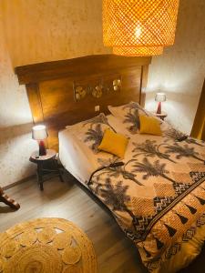 Schlafzimmer mit einem Bett mit einem Kopfteil aus Holz in der Unterkunft Gîte de Jean-Benoit 