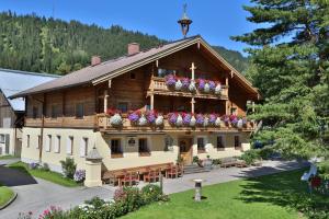 a building with flower boxes on the front of it at Ferienhof Kasparbauer in Radstadt