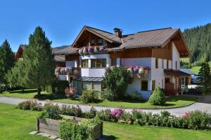 uma casa nas montanhas com flores em Ferienhof Kasparbauer em Radstadt