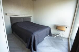 1 dormitorio con cama, mesa y escritorio en MARINIS Luxury Apartments - Svencelės Vėjai - 1st line by the Lagoon, en Svencelė
