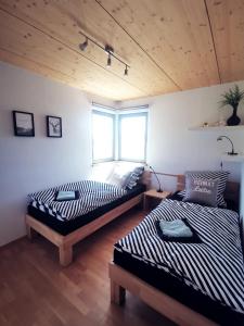 Postel nebo postele na pokoji v ubytování Ferienwohnung Heimatliebe mit Alpenblick