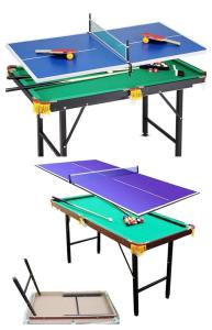 una mesa de ping pong con dos pelotas de ping pong. en 雲波館, en Nagoya