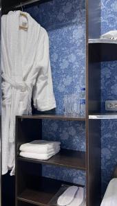 塔什坎的住宿－FRОDО - Cozy as a home for 2-5 persons，衣柜,带毛巾和衬衫的架子
