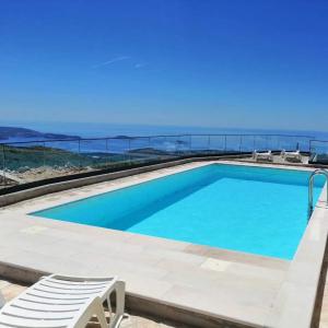 - une piscine avec vue sur l'océan dans l'établissement Dubrovnik Heights, à Ivanica