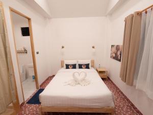 sypialnia z łóżkiem z łukiem w obiekcie RIM HuaHin Villa By RoomQuest w mieście Hua Hin +18 zdjęć