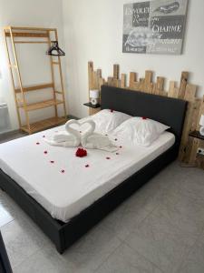 a bed with two swans on it in a bedroom at Home sweet home en Bord de Mer in Camiers