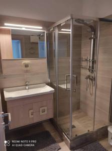 La salle de bains est pourvue d'une douche et d'un lavabo. dans l'établissement Giorgina's house: Aegean view, à Symi