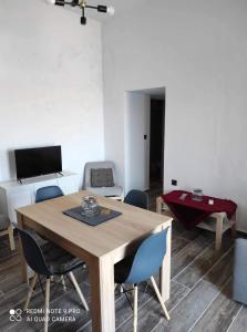 - une salle à manger avec une table et des chaises en bois dans l'établissement Giorgina's house: Aegean view, à Symi