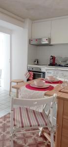 uma cozinha com uma mesa com pratos em Largo da Paz 24 em Lisboa
