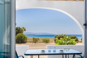 una vista sulla spiaggia dal balcone di una casa di Villa Zeta a Chrissi Akti