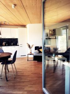 a kitchen and living room with a table and chairs at Ferienwohnung Heimatliebe mit Alpenblick in Weilheim