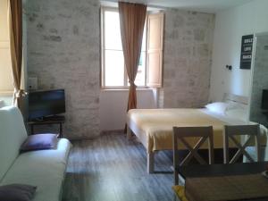 TV a/nebo společenská místnost v ubytování Apartments Mila