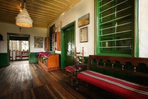 a room with a wooden floor and wooden walls at Posada Ingapirca in Ingapirca