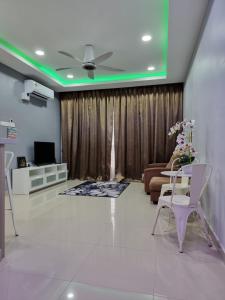 ein Wohnzimmer mit einem Deckenventilator und einem Sofa in der Unterkunft 3R2B Entire Apartment Air-Conditioned by WNZ Home Putrajaya for Islamic Guests Only in Putrajaya