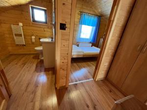 a small bathroom with a toilet and a sink at Domki Prestige in Ustronie Morskie