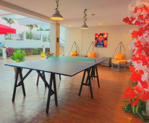 una mesa de ping pong en el medio de una habitación en Tagaytay Hotel SixB, en Tagaytay