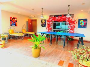 Habitación con mesa, sillas y plantas. en Tagaytay Hotel SixB, en Tagaytay
