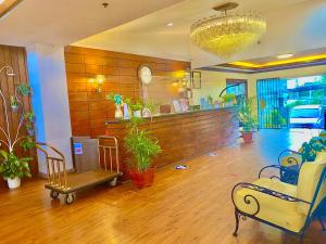 vestíbulo con zona de espera con sillas y plantas en Tagaytay Hotel SixB, en Tagaytay