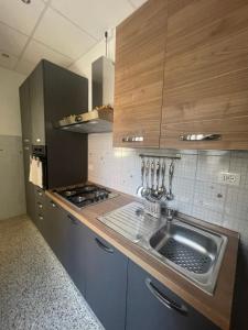 A kitchen or kitchenette at Nuova Casa vacanze nonna Prassede con giardino e posto auto