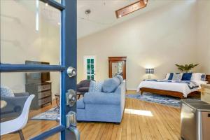 1 dormitorio con cama extragrande y silla azul en Entire Mountain Cottage Home - Restaurants Amazing Hiking & Biking Trails en Palo Alto