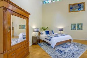 1 dormitorio con cama y espejo grande en Entire Mountain Cottage Home - Restaurants Amazing Hiking & Biking Trails en Palo Alto