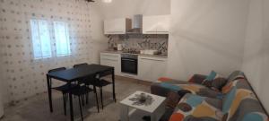 Kuchyň nebo kuchyňský kout v ubytování Apartmani Lorena