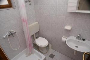 Koupelna v ubytování Apartmani Lorena