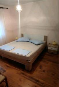 Postel nebo postele na pokoji v ubytování Apartmani Lorena