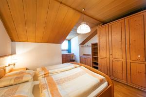 A bed or beds in a room at Apartments Sal Feur