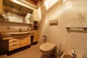 A bathroom at Apartments Sal Feur Még 11 kép