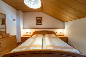 A bed or beds in a room at Apartments Sal Feur