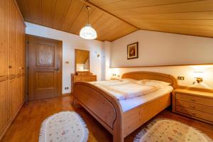 A bed or beds in a room at Apartments Sal Feur