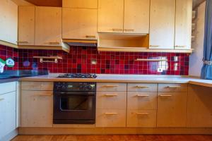 A kitchen or kitchenette at Apartments Sal Feur