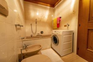 A bathroom at Apartments Sal Feur