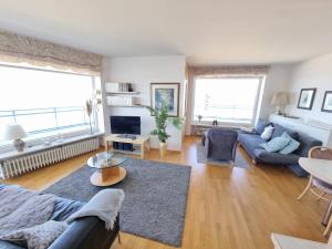ein Wohnzimmer mit Sofa und Tisch in der Unterkunft Silbermöwe - Traumhafter Meerblick in Cuxhaven