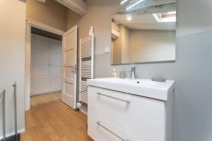 A bathroom at Tribunali suite de charme